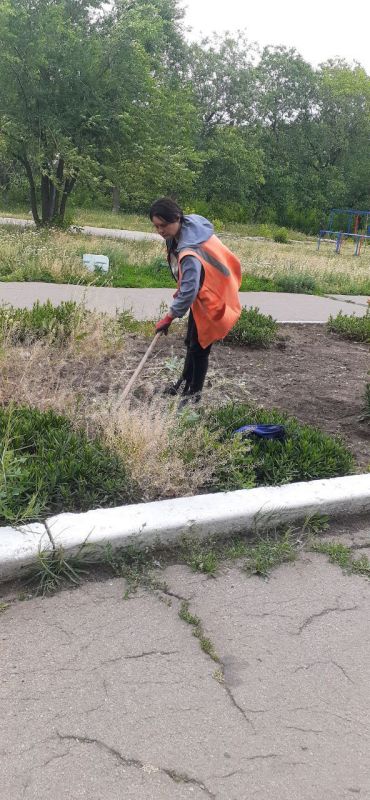 Коммунальщики Снежного продолжают благоустраивать территории общего пользования Коммунальщики Снежного продолжают благоустраивать территории общего пользования