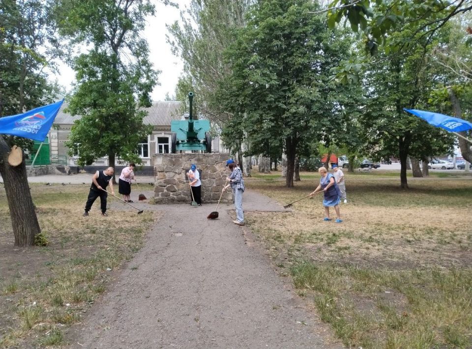 19 июня ко Дню памяти и скорби в Червоногвардейском районе прошла акция «Чистый обелиск» в рамках партийного проекта «Историческая память» партии «Единая Россия» 19 июня ко Дню памяти и скорби в Червоногвардейском районе прошла акция «Чистый обелиск» в рамках партийного проекта «Историческая память» партии «Единая Россия»