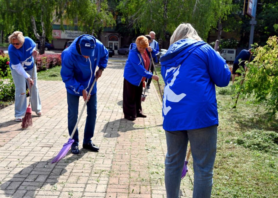 "Чистый четверг". Сотрудники Управы Куйбышевского внутригородского района вместе с депутатами Донецкого городского совета Дмитрием Пефтеевым и Сергеем Остапенко, активистами Молодёжного казачьего отряда «Карачун» и... "Чистый четверг". Сотрудники Управы Куйбышевского внутригородского района вместе с депутатами Донецкого городского совета Дмитрием Пефтеевым и Сергеем Остапенко, активистами Молодёжного казачьего отряда «Карачун» и...
