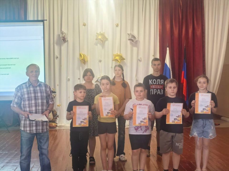 В рамках месячника спорта «Спортивный Донбасс» в пришкольном лагере была проведена утренняя зарядка "На зарядку становись" В рамках месячника спорта «Спортивный Донбасс» в пришкольном лагере была проведена утренняя зарядка "На зарядку становись"