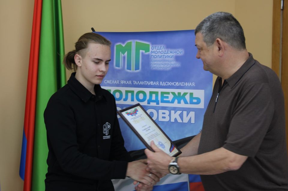 Иван Приходько: Сегодня вручил начальнику УМВД «Горловское», полковнику полиции Николаю Александровичу Алпатову Грамоту администрации городского округа Горловка Донецкой Народной Республики за неоценимый личный вклад и... Иван Приходько: Сегодня вручил начальнику УМВД «Горловское», полковнику полиции Николаю Александровичу Алпатову Грамоту администрации городского округа Горловка Донецкой Народной Республики за неоценимый личный вклад и...