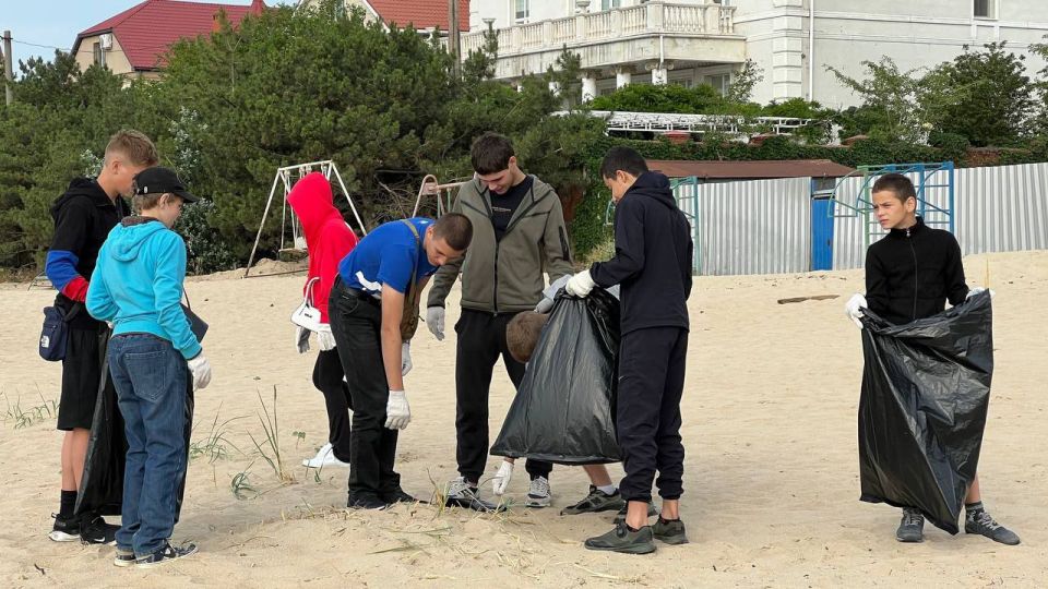 Привели в порядок пляж поселка Песчаный Привели в порядок пляж поселка Песчаный