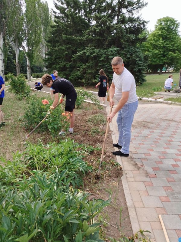 Николай Михайлов: В поселке Старобешево прошла акция "Чистый четверг" Николай Михайлов: В поселке Старобешево прошла акция "Чистый четверг"