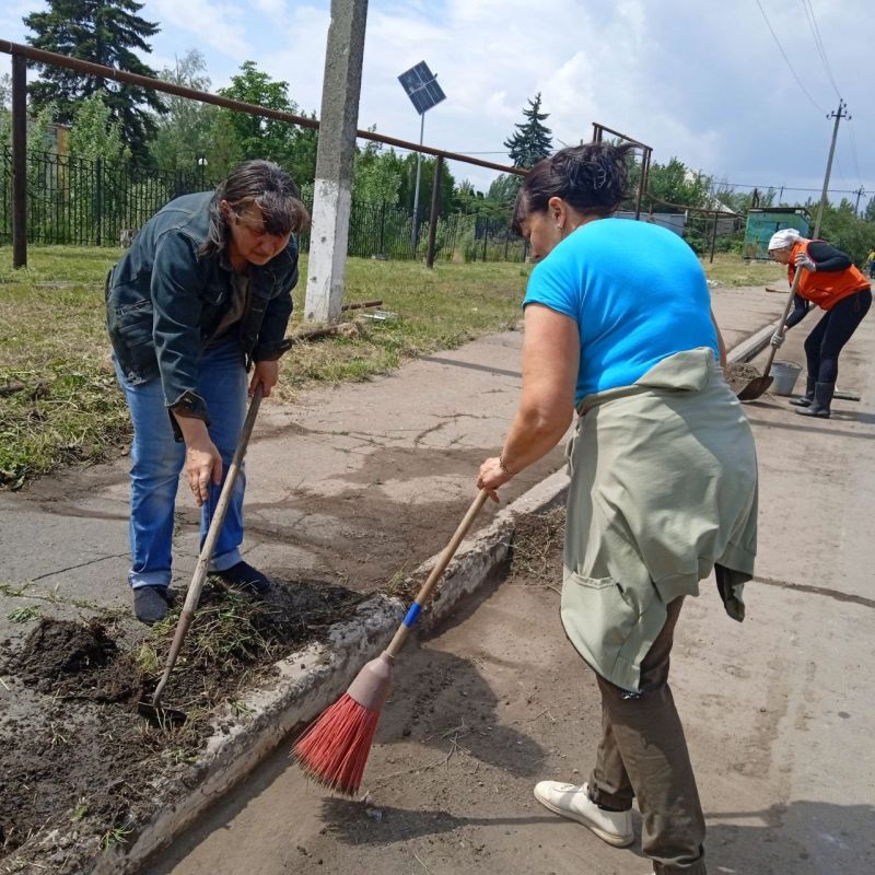 В п. Новолуганское прошел экологический субботник, в рамках которого Новолуганский территориальный сектор совместно с сотрудниками ГУП ДНР "Донснабкомплект",местными жителями собрались, чтобы очистить территорию от мусора и... В п. Новолуганское прошел экологический субботник, в рамках которого Новолуганский территориальный сектор совместно с сотрудниками ГУП ДНР "Донснабкомплект",местными жителями собрались, чтобы очистить территорию от мусора и...