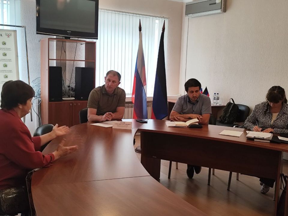 Глава Шахтерского округа ответил на вопросы ждановцев Глава Шахтерского округа ответил на вопросы ждановцев