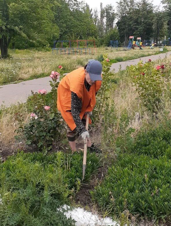 Коммунальщики Снежного продолжают благоустраивать территории общего пользования Коммунальщики Снежного продолжают благоустраивать территории общего пользования