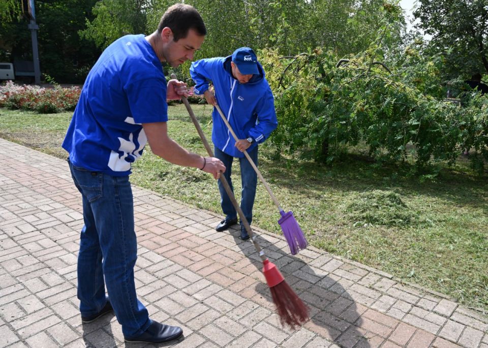 "Чистый четверг". Сотрудники Управы Куйбышевского внутригородского района вместе с депутатами Донецкого городского совета Дмитрием Пефтеевым и Сергеем Остапенко, активистами Молодёжного казачьего отряда «Карачун» и... "Чистый четверг". Сотрудники Управы Куйбышевского внутригородского района вместе с депутатами Донецкого городского совета Дмитрием Пефтеевым и Сергеем Остапенко, активистами Молодёжного казачьего отряда «Карачун» и...