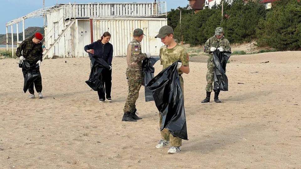 Привели в порядок пляж поселка Песчаный Привели в порядок пляж поселка Песчаный