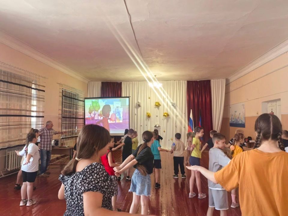 В рамках месячника спорта «Спортивный Донбасс» в пришкольном лагере была проведена утренняя зарядка "На зарядку становись" В рамках месячника спорта «Спортивный Донбасс» в пришкольном лагере была проведена утренняя зарядка "На зарядку становись"