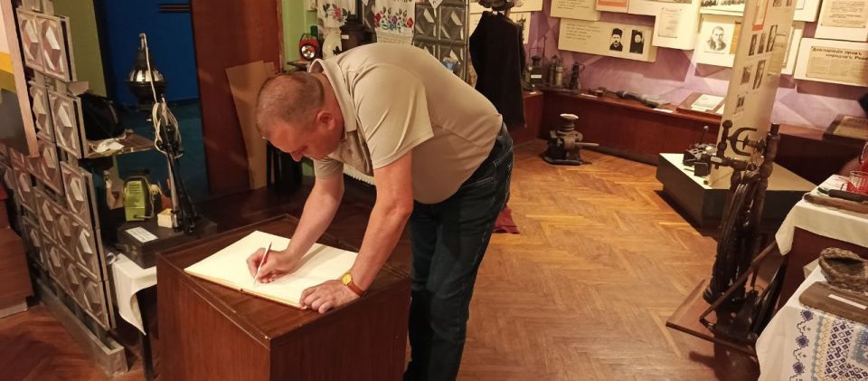 Юрий Будрин: Сегодня, 19 июня 2025 года, в преддверии Дня памяти и скорби во Дворце культуры «Лидиевка» состоялась экскурсия в Народный музей истории боевой и трудовой славы посёлка «Лидиевка» Юрий Будрин: Сегодня, 19 июня 2025 года, в преддверии Дня памяти и скорби во Дворце культуры «Лидиевка» состоялась экскурсия в Народный музей истории боевой и трудовой славы посёлка «Лидиевка»