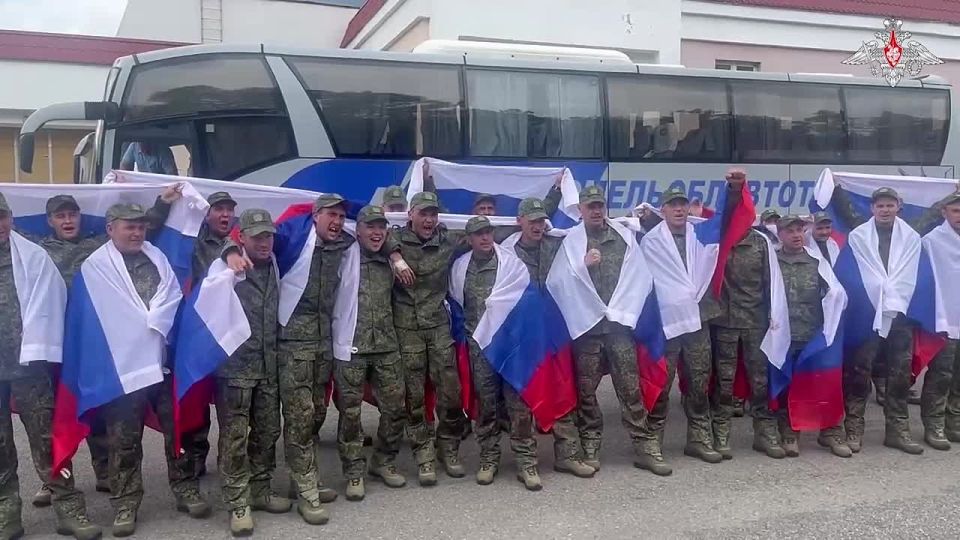 В соответствии с российско-украинскими договоренностями, достигнутыми второго июня в Стамбуле, с подконтрольной киевскому режиму территории возвращена группа российских военнослужащих