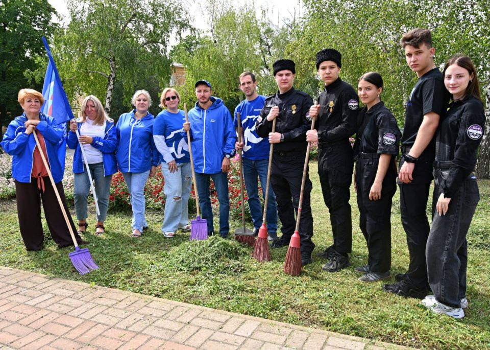 "Чистый четверг". Сотрудники Управы Куйбышевского внутригородского района вместе с депутатами Донецкого городского совета Дмитрием Пефтеевым и Сергеем Остапенко, активистами Молодёжного казачьего отряда «Карачун» и... "Чистый четверг". Сотрудники Управы Куйбышевского внутригородского района вместе с депутатами Донецкого городского совета Дмитрием Пефтеевым и Сергеем Остапенко, активистами Молодёжного казачьего отряда «Карачун» и...