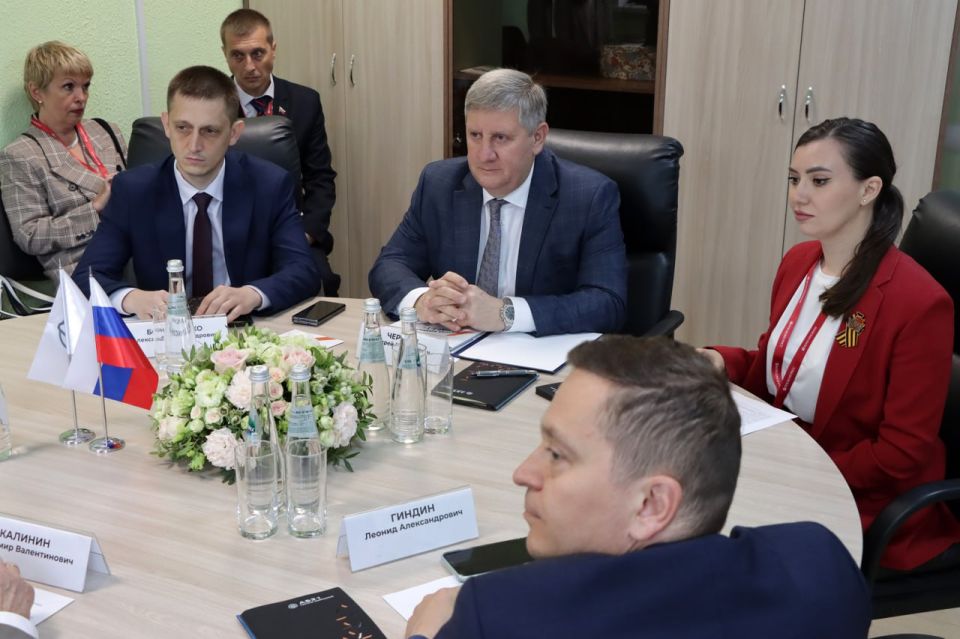 В ходе второго дня работы Петербургского международного экономического форума с врио Председателя Правительства ДНР Андреем Чертковым посетили одно из крупнейших производств асфальтобетонных смесей в России В ходе второго дня работы Петербургского международного экономического форума с врио Председателя Правительства ДНР Андреем Чертковым посетили одно из крупнейших производств асфальтобетонных смесей в России