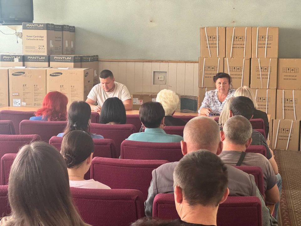 В рамках партпроекта Единой России "Цифровая Россия" заместитель главы муниципалитета, помощник исполнительного секретаря местного отделения Владимир Судиловский встретился с сотрудниками Центра почтовой связи г. Снежное ГУП... В рамках партпроекта Единой России "Цифровая Россия" заместитель главы муниципалитета, помощник исполнительного секретаря местного отделения Владимир Судиловский встретился с сотрудниками Центра почтовой связи г. Снежное ГУП...