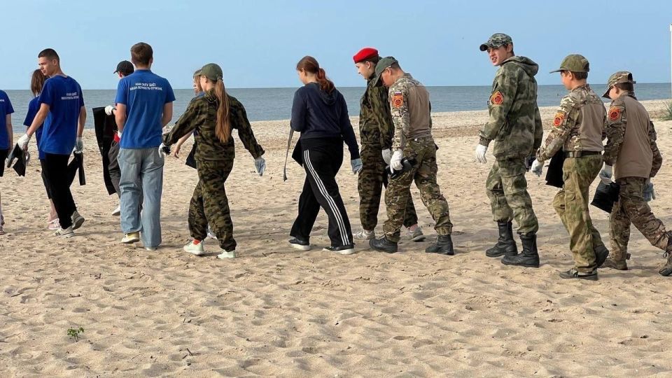 Мариуполе привели в порядок пляж поселка Песчаный Мариуполе привели в порядок пляж поселка Песчаный