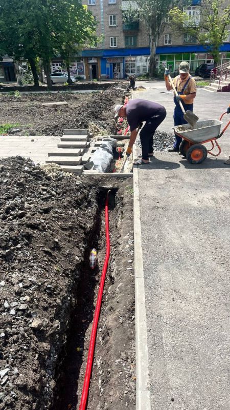 В Снежном продолжается благоустройство площади имени Ленина В Снежном продолжается благоустройство площади имени Ленина