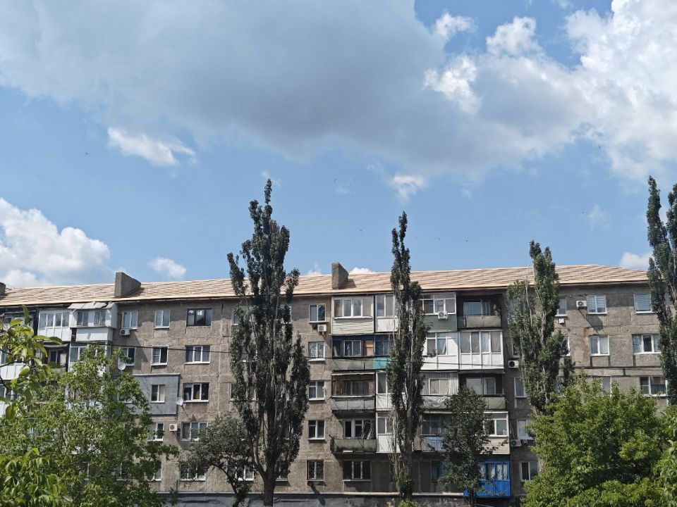 В Снежном ведется капитальный ремонт кровли на улице Советская В Снежном ведется капитальный ремонт кровли на улице Советская