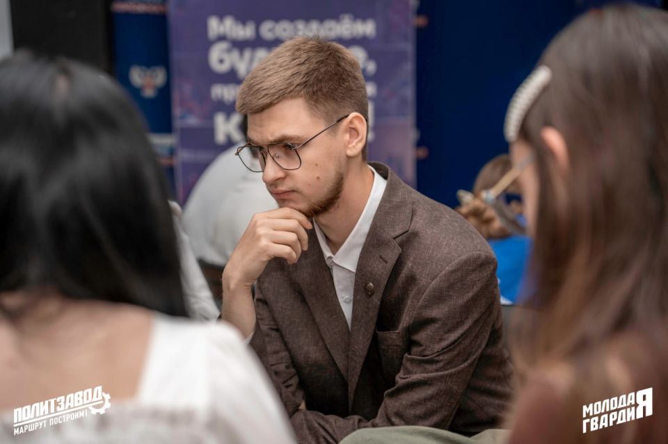 Пообщались о внешнем виде лидера на очередной встрече в рамках «ПолитЗавода» Пообщались о внешнем виде лидера на очередной встрече в рамках «ПолитЗавода»
