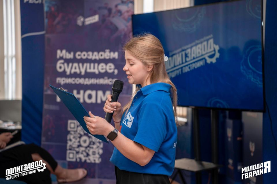 Пообщались о внешнем виде лидера на очередной встрече в рамках «ПолитЗавода» Пообщались о внешнем виде лидера на очередной встрече в рамках «ПолитЗавода»