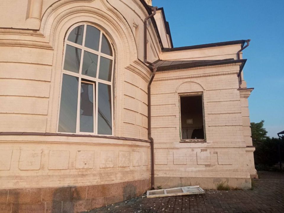 Последствия обстрела храма в селе Бугас в Волновахском районе Последствия обстрела храма в селе Бугас в Волновахском районе