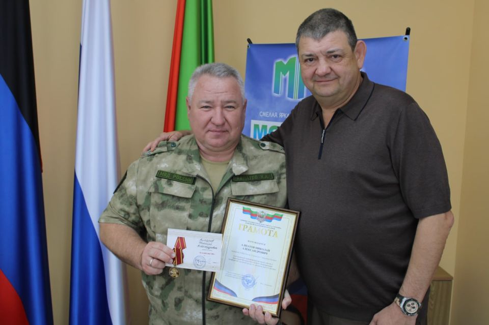 Иван Приходько: Сегодня вручил начальнику УМВД «Горловское», полковнику полиции Николаю Александровичу Алпатову Грамоту администрации городского округа Горловка Донецкой Народной Республики за неоценимый личный вклад и... Иван Приходько: Сегодня вручил начальнику УМВД «Горловское», полковнику полиции Николаю Александровичу Алпатову Грамоту администрации городского округа Горловка Донецкой Народной Республики за неоценимый личный вклад и...