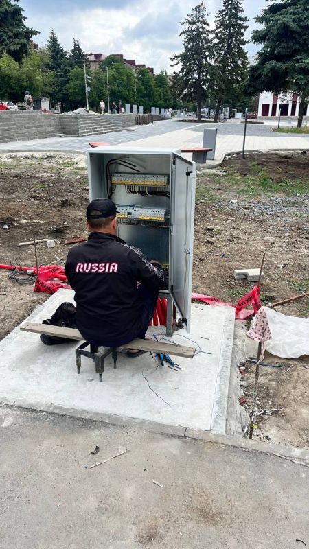 В Снежном продолжается благоустройство площади имени Ленина В Снежном продолжается благоустройство площади имени Ленина