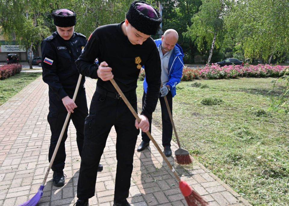 "Чистый четверг". Сотрудники Управы Куйбышевского внутригородского района вместе с депутатами Донецкого городского совета Дмитрием Пефтеевым и Сергеем Остапенко, активистами Молодёжного казачьего отряда «Карачун» и... "Чистый четверг". Сотрудники Управы Куйбышевского внутригородского района вместе с депутатами Донецкого городского совета Дмитрием Пефтеевым и Сергеем Остапенко, активистами Молодёжного казачьего отряда «Карачун» и...