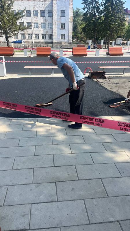 В Снежном продолжается благоустройство площади имени Ленина В Снежном продолжается благоустройство площади имени Ленина