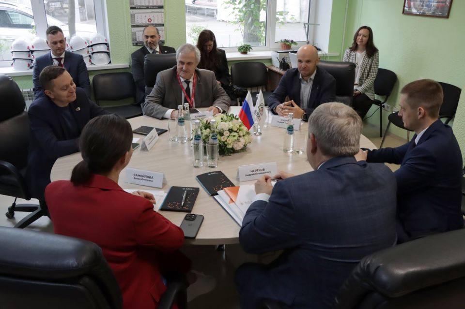 В ходе второго дня работы Петербургского международного экономического форума с врио Председателя Правительства ДНР Андреем Чертковым посетили одно из крупнейших производств асфальтобетонных смесей в России В ходе второго дня работы Петербургского международного экономического форума с врио Председателя Правительства ДНР Андреем Чертковым посетили одно из крупнейших производств асфальтобетонных смесей в России