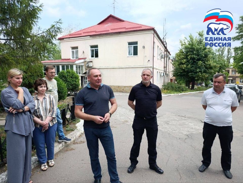 Сегодня руководитель Управы Буденновского внутригородского района Администрации городского округа Донецк Михаил Меренков совместно с депутатом Донецкого городского совета Николаем Тимченко провели встречу с трудовым... Сегодня руководитель Управы Буденновского внутригородского района Администрации городского округа Донецк Михаил Меренков совместно с депутатом Донецкого городского совета Николаем Тимченко провели встречу с трудовым...