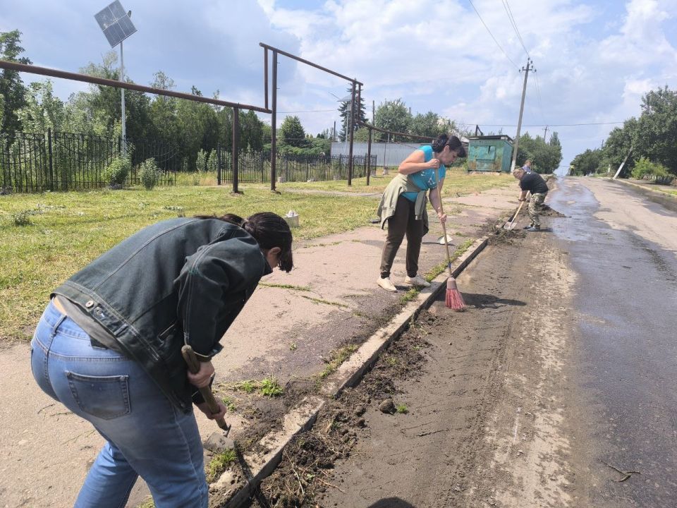 В п. Новолуганское прошел экологический субботник, в рамках которого Новолуганский территориальный сектор совместно с сотрудниками ГУП ДНР "Донснабкомплект",местными жителями собрались, чтобы очистить территорию от мусора и... В п. Новолуганское прошел экологический субботник, в рамках которого Новолуганский территориальный сектор совместно с сотрудниками ГУП ДНР "Донснабкомплект",местными жителями собрались, чтобы очистить территорию от мусора и...