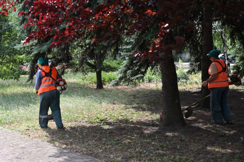 "Чистый четверг". Сотрудники Управы Куйбышевского внутригородского района вместе с депутатами Донецкого городского совета Дмитрием Пефтеевым и Сергеем Остапенко, активистами Молодёжного казачьего отряда «Карачун» и... "Чистый четверг". Сотрудники Управы Куйбышевского внутригородского района вместе с депутатами Донецкого городского совета Дмитрием Пефтеевым и Сергеем Остапенко, активистами Молодёжного казачьего отряда «Карачун» и...