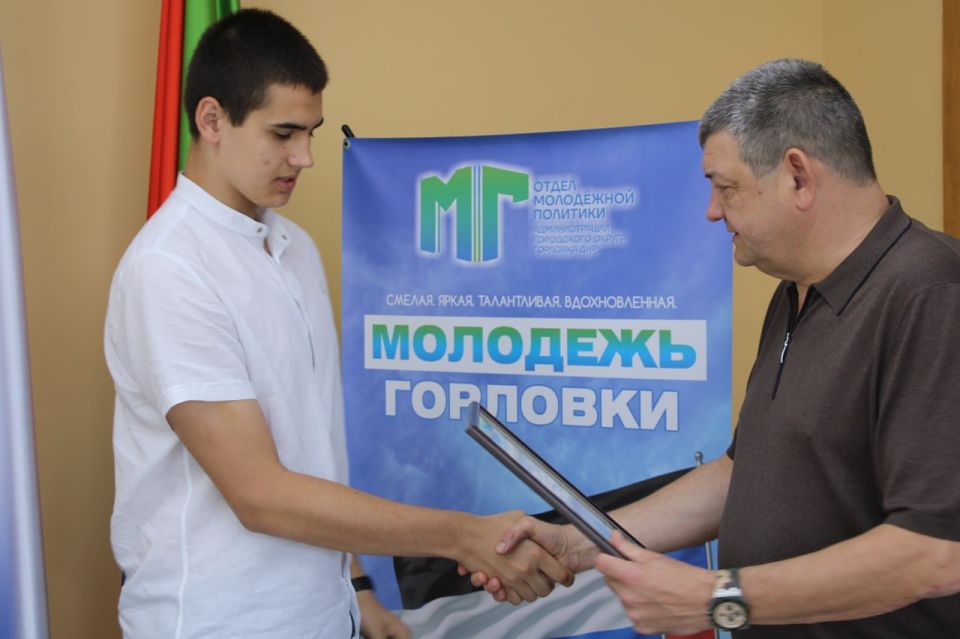 Иван Приходько: Сегодня вручил начальнику УМВД «Горловское», полковнику полиции Николаю Александровичу Алпатову Грамоту администрации городского округа Горловка Донецкой Народной Республики за неоценимый личный вклад и... Иван Приходько: Сегодня вручил начальнику УМВД «Горловское», полковнику полиции Николаю Александровичу Алпатову Грамоту администрации городского округа Горловка Донецкой Народной Республики за неоценимый личный вклад и...