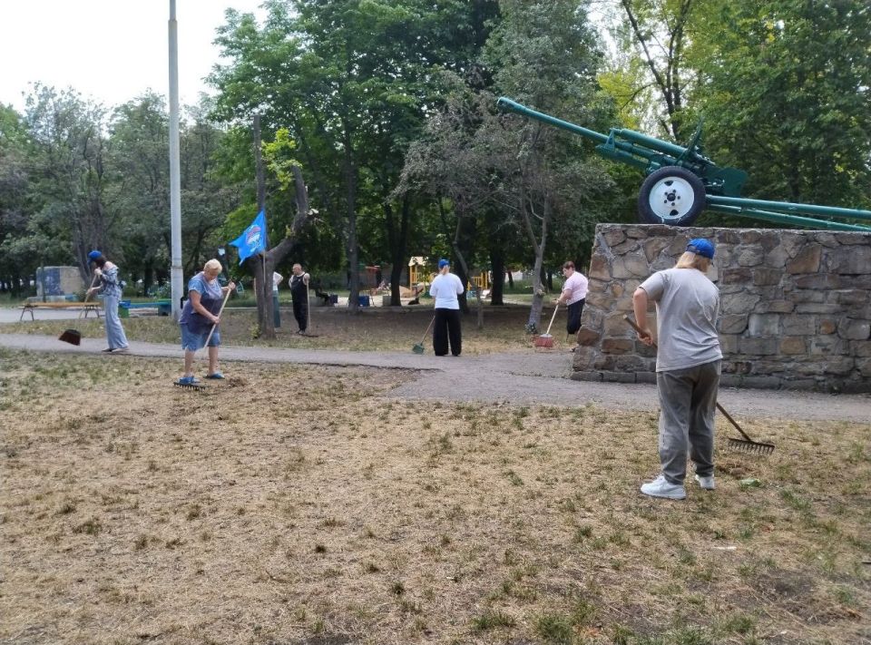 19 июня ко Дню памяти и скорби в Червоногвардейском районе прошла акция «Чистый обелиск» в рамках партийного проекта «Историческая память» партии «Единая Россия» 19 июня ко Дню памяти и скорби в Червоногвардейском районе прошла акция «Чистый обелиск» в рамках партийного проекта «Историческая память» партии «Единая Россия»