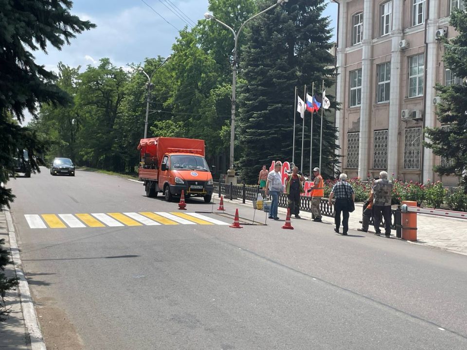 В Кировском внутригородском районе продолжаются работы по нанесению дорожной разметки В Кировском внутригородском районе продолжаются работы по нанесению дорожной разметки