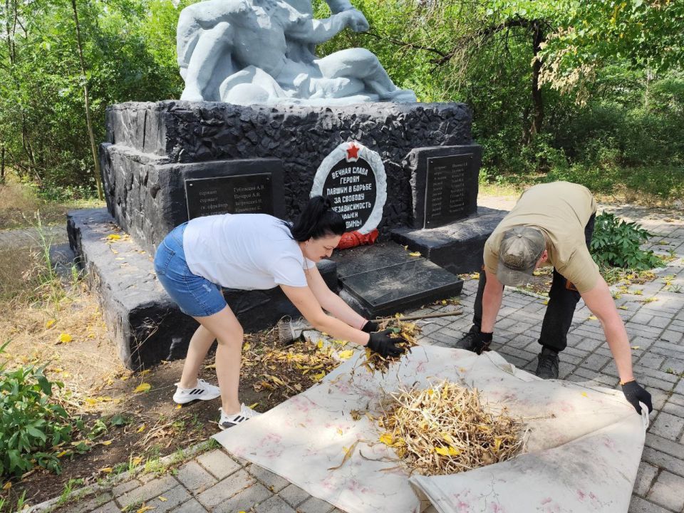 19 июня с целью реализации акции «Чистый обелиск» сотрудниками ТСН(М) «Холодная Балка-2» были проведены работы по благоустройству Братской могилы советских воинов Южного фронта по адресу: ул. Кирова 9а. Сотрудниками ГБОУ... 19 июня с целью реализации акции «Чистый обелиск» сотрудниками ТСН(М) «Холодная Балка-2» были проведены работы по благоустройству Братской могилы советских воинов Южного фронта по адресу: ул. Кирова 9а. Сотрудниками ГБОУ...