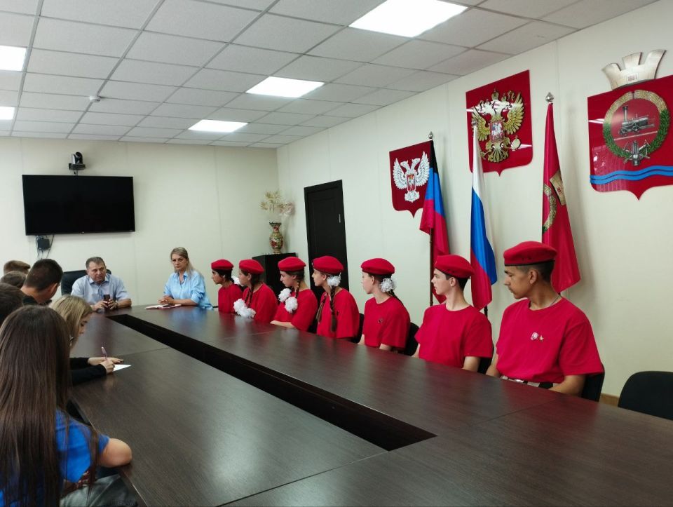 В рамках проекта ГосСтарт.Диалог - Политика состоялась встреча активистов «ЮНАРМИИ», «Народной Дружины», МГЕР «Молодая Гвардия» с председателем Волновахского муниципального совета, депутатом от фракции «Единая Россия»... В рамках проекта ГосСтарт.Диалог - Политика состоялась встреча активистов «ЮНАРМИИ», «Народной Дружины», МГЕР «Молодая Гвардия» с председателем Волновахского муниципального совета, депутатом от фракции «Единая Россия»...