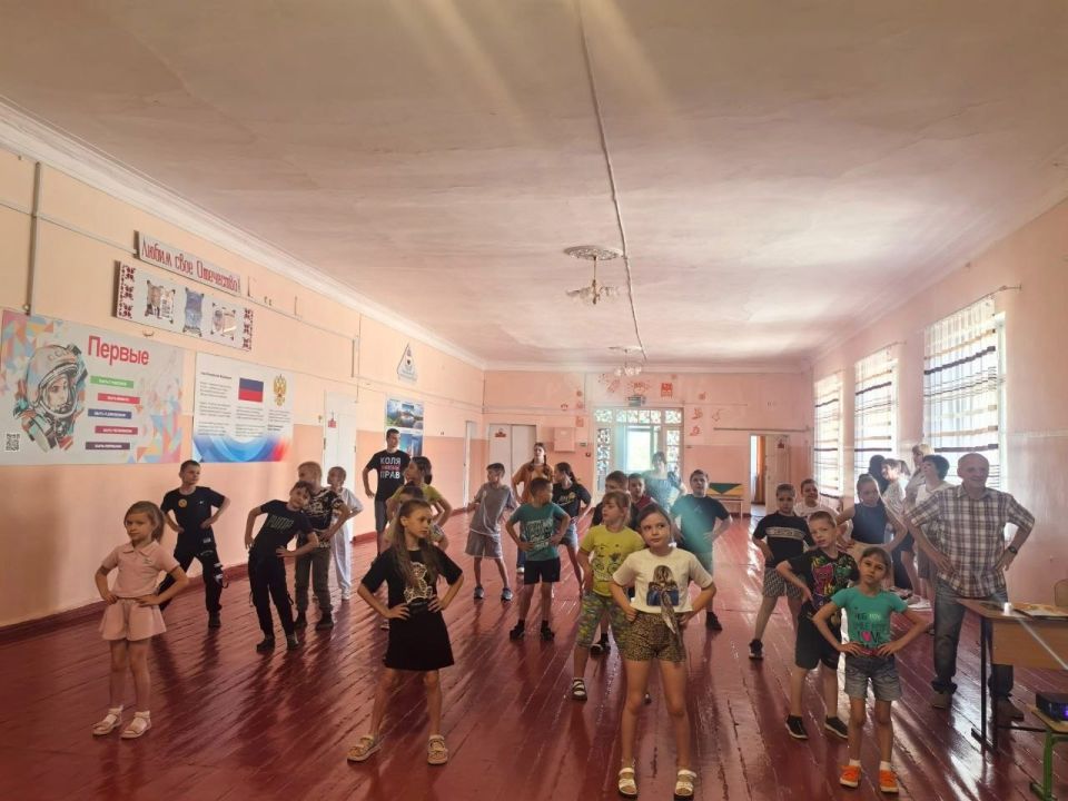 В рамках месячника спорта «Спортивный Донбасс» в пришкольном лагере была проведена утренняя зарядка "На зарядку становись" В рамках месячника спорта «Спортивный Донбасс» в пришкольном лагере была проведена утренняя зарядка "На зарядку становись"