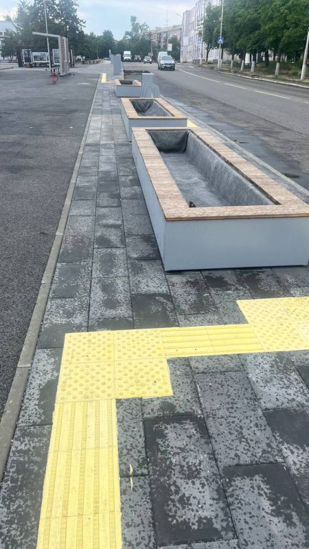 В Снежном продолжается благоустройство площади имени Ленина В Снежном продолжается благоустройство площади имени Ленина