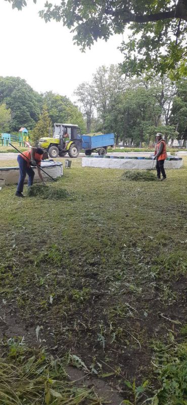 Коммунальщики Снежного продолжают благоустраивать территории общего пользования Коммунальщики Снежного продолжают благоустраивать территории общего пользования