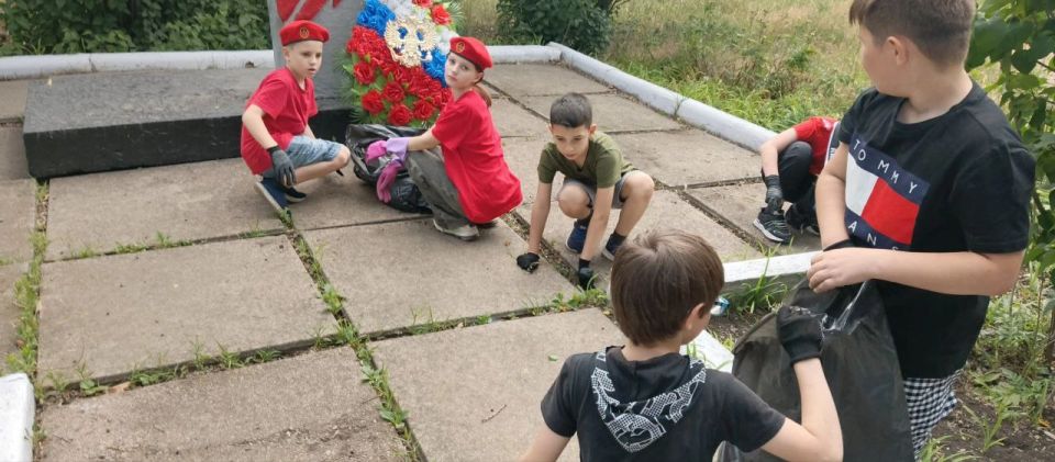 Юнармейцы ВПК "Патриот" имени героев Буденновского подполья (ГБОУ "Школа №119 г.о.Донецк") местного штаба г. Донецка , а также ребята, которые только выразили намерение стать юнармейцами, в преддверии Дня скорби (Дня начала... Юнармейцы ВПК "Патриот" имени героев Буденновского подполья (ГБОУ "Школа №119 г.о.Донецк") местного штаба г. Донецка , а также ребята, которые только выразили намерение стать юнармейцами, в преддверии Дня скорби (Дня начала...