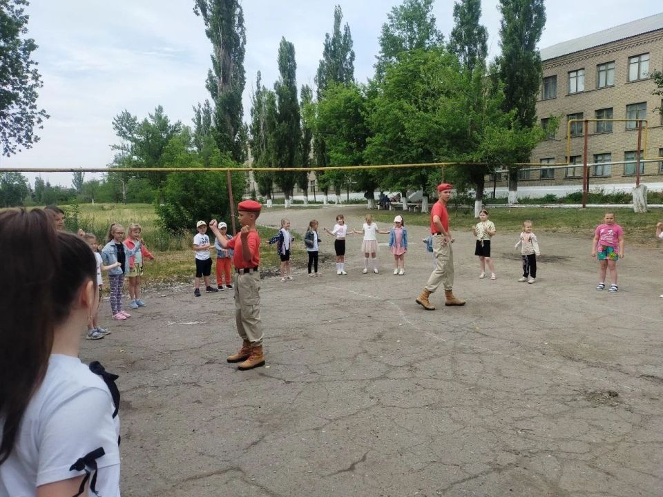 Юнармейцы штаба местного отделения города Кировское Артем Сабодаш и Святослав Довбыш зарядили энергией весь лагерь "Детландия"! Ребята провели невероятно мощную и спортивную зарядку, оставив после себя море позитива и... Юнармейцы штаба местного отделения города Кировское Артем Сабодаш и Святослав Довбыш зарядили энергией весь лагерь "Детландия"! Ребята провели невероятно мощную и спортивную зарядку, оставив после себя море позитива и...