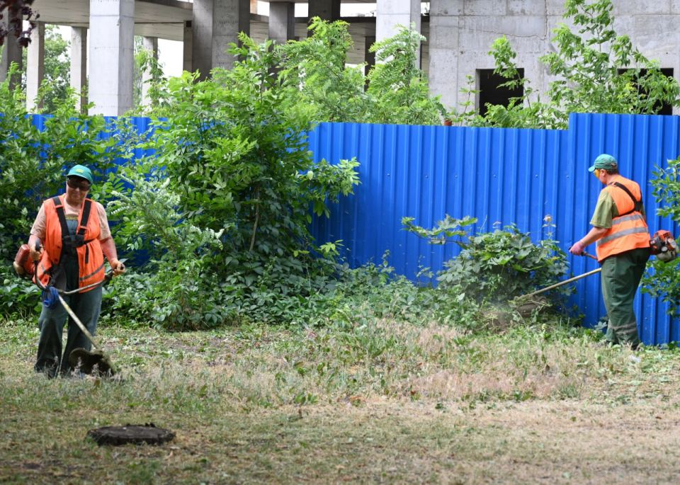 "Чистый четверг". Сотрудники Управы Куйбышевского внутригородского района вместе с депутатами Донецкого городского совета Дмитрием Пефтеевым и Сергеем Остапенко, активистами Молодёжного казачьего отряда «Карачун» и... "Чистый четверг". Сотрудники Управы Куйбышевского внутригородского района вместе с депутатами Донецкого городского совета Дмитрием Пефтеевым и Сергеем Остапенко, активистами Молодёжного казачьего отряда «Карачун» и...