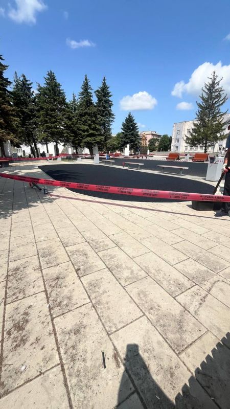 В Снежном продолжается благоустройство площади имени Ленина В Снежном продолжается благоустройство площади имени Ленина
