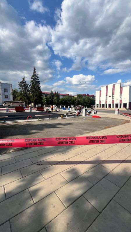 В Снежном продолжается благоустройство площади имени Ленина В Снежном продолжается благоустройство площади имени Ленина