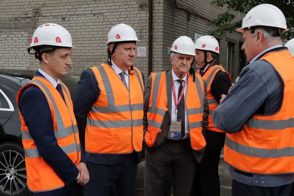 В ходе второго дня работы Петербургского международного экономического форума с врио Председателя Правительства ДНР Андреем Чертковым посетили одно из крупнейших производств асфальтобетонных смесей в России В ходе второго дня работы Петербургского международного экономического форума с врио Председателя Правительства ДНР Андреем Чертковым посетили одно из крупнейших производств асфальтобетонных смесей в России