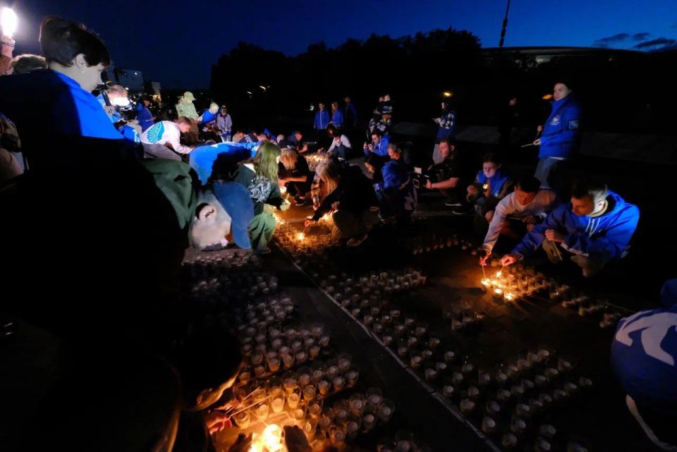 2 800 свечей памяти. В Донецке накануне Дня памяти и скорби активисты ОД ДР, партийцы Единой России и Волонтеры Победы приняли участие в акции «Огненные картины войны» 2 800 свечей памяти. В Донецке накануне Дня памяти и скорби активисты ОД ДР, партийцы Единой России и Волонтеры Победы приняли участие в акции «Огненные картины войны»