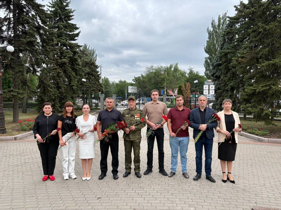 Возложение цветов к памятнику "Жертвам фашизма" Возложение цветов к памятнику "Жертвам фашизма"