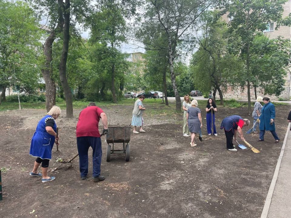 В Кировском внутригородском районе прошел субботник В Кировском внутригородском районе прошел субботник