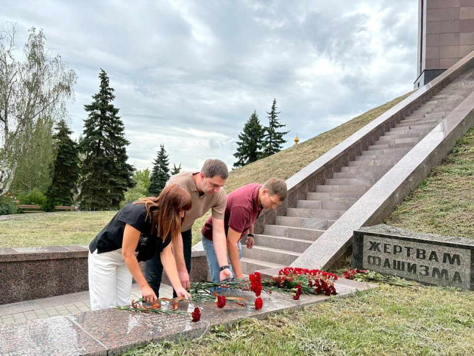 Возложение цветов к памятнику "Жертвам фашизма" Возложение цветов к памятнику "Жертвам фашизма"